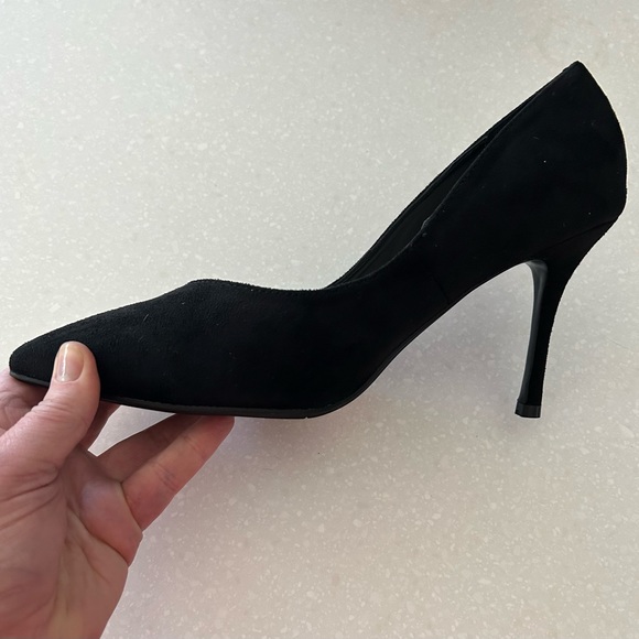 Beautiful brand new never worn black suede stilletos from Le Chateau. - Picture 1 of 4